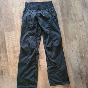 Lululemon black size 6 run track lined pant